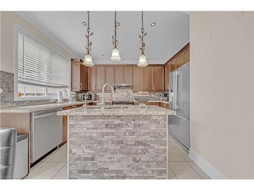 147 Whitwell Drive, Brampton, ON - Indoor Photo Showing Kitchen