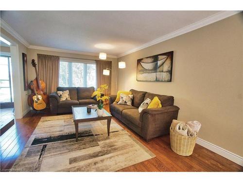 49-1050 Shawnmarr Road, Mississauga, ON - Indoor Photo Showing Living Room