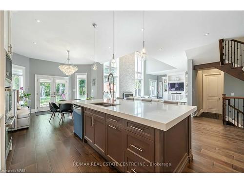 1040 Kent Avenue, Oakville, ON - Indoor Photo Showing Kitchen With Double Sink With Upgraded Kitchen