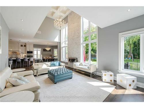 1040 Kent Avenue, Oakville, ON - Indoor Photo Showing Living Room