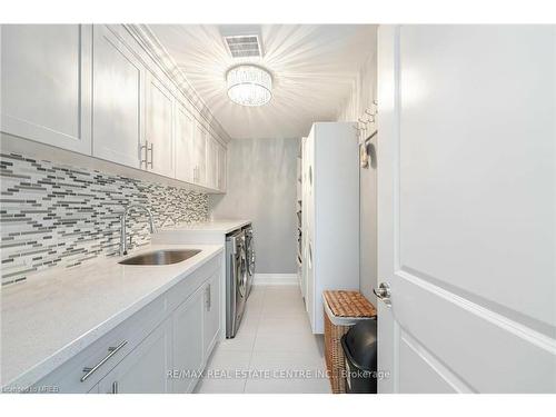 1040 Kent Avenue, Oakville, ON - Indoor Photo Showing Kitchen With Upgraded Kitchen