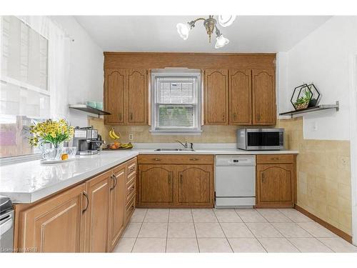 138 Westchester Crescent, St. Catharines, ON - Indoor Photo Showing Kitchen With Double Sink