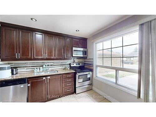 125 Greene Drive, Brampton, ON - Indoor Photo Showing Kitchen