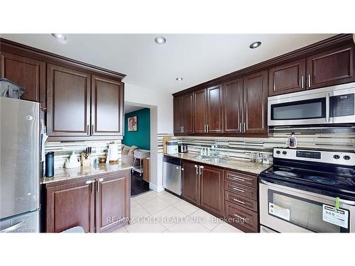 125 Greene Drive, Brampton, ON - Indoor Photo Showing Kitchen