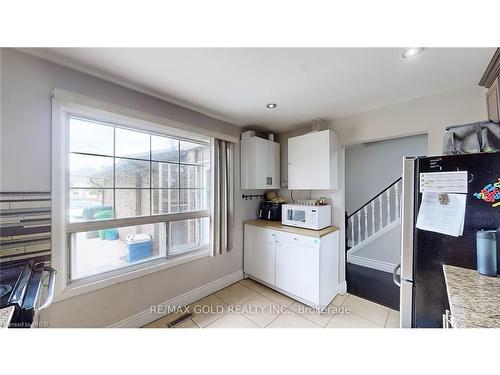 125 Greene Drive, Brampton, ON - Indoor Photo Showing Kitchen