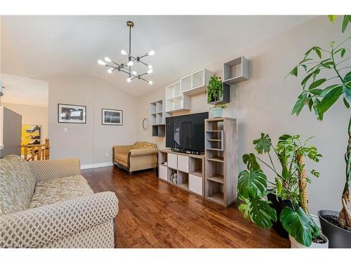 39 Newark Way, Brampton, ON - Indoor Photo Showing Living Room