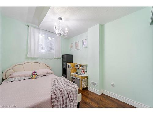 39 Newark Way, Brampton, ON - Indoor Photo Showing Bedroom