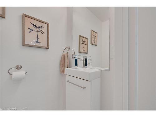 124 Bond Street N, Hamilton, ON - Indoor Photo Showing Bathroom