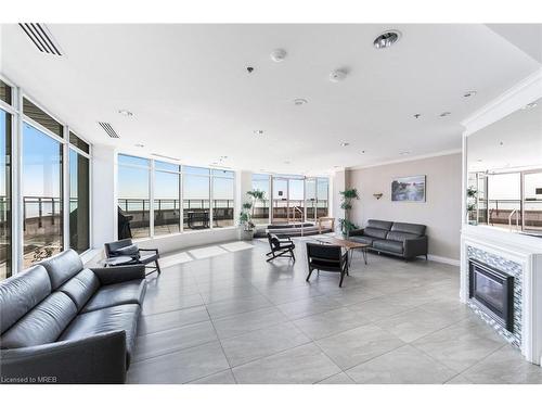 Ph404-88 Palace Pier Court, Toronto, ON - Indoor Photo Showing Living Room