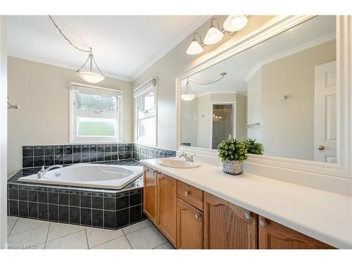 1438 Winterbourne Drive, Oakville, ON - Indoor Photo Showing Bathroom