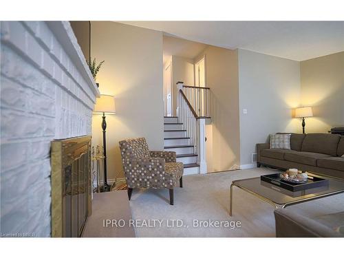 974 Raintree Lane, Mississauga, ON - Indoor Photo Showing Living Room