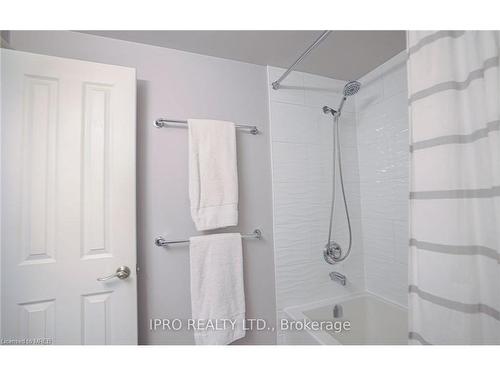 974 Raintree Lane, Mississauga, ON - Indoor Photo Showing Bathroom