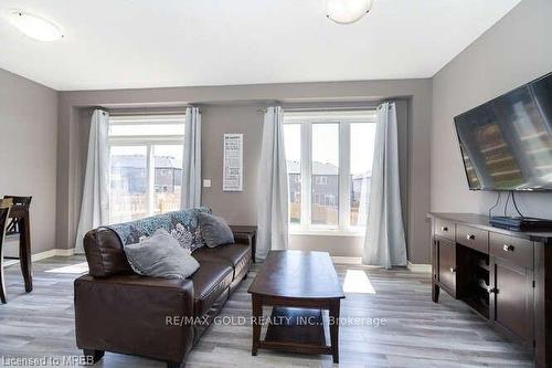 128 Links Crescent, Woodstock, ON - Indoor Photo Showing Living Room