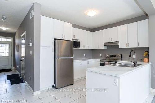 128 Links Crescent, Woodstock, ON - Indoor Photo Showing Kitchen With Double Sink