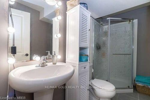 128 Links Crescent, Woodstock, ON - Indoor Photo Showing Bathroom