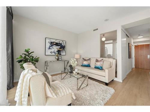 1605-30 Canterbury Place, Toronto, ON - Indoor Photo Showing Living Room