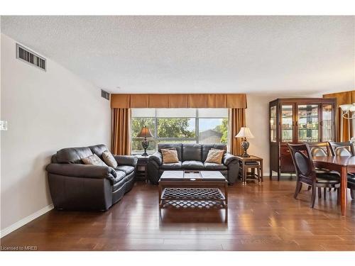 202-880 Dundas Street, Mississauga, ON - Indoor Photo Showing Living Room