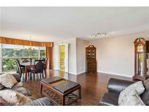 202-880 Dundas Street, Mississauga, ON - Indoor Photo Showing Living Room