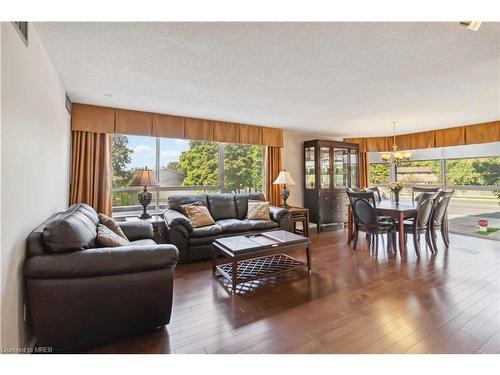 202-880 Dundas Street, Mississauga, ON - Indoor Photo Showing Living Room