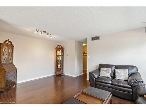 202-880 Dundas Street, Mississauga, ON - Indoor Photo Showing Living Room