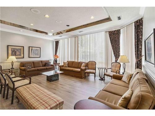 202-880 Dundas Street, Mississauga, ON - Indoor Photo Showing Living Room