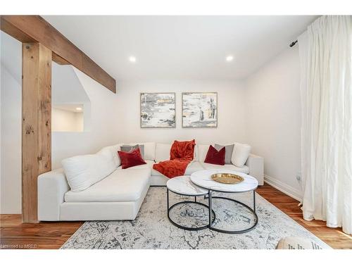 3452 Hannibal Road, Burlington, ON - Indoor Photo Showing Living Room