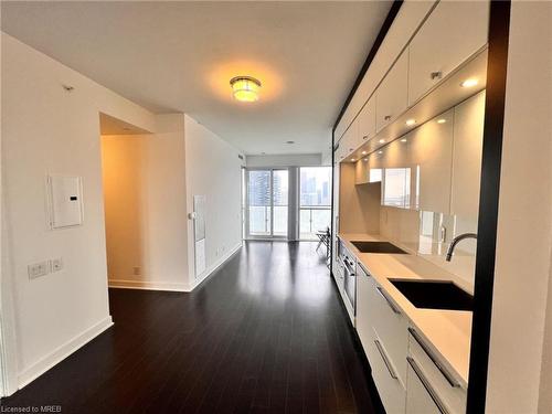 4102-15 Grenville Street, Toronto, ON - Indoor Photo Showing Kitchen