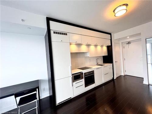 4102-15 Grenville Street, Toronto, ON - Indoor Photo Showing Kitchen