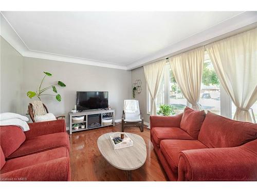 830 Upper Wellington Street, Hamilton, ON - Indoor Photo Showing Living Room