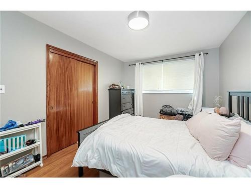 830 Upper Wellington Street, Hamilton, ON - Indoor Photo Showing Bedroom