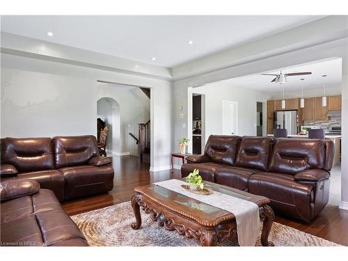 145 Cardinal Crescent, Welland, ON - Indoor Photo Showing Living Room