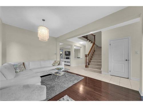 6540 St Michael Avenue, Niagara Falls, ON - Indoor Photo Showing Living Room