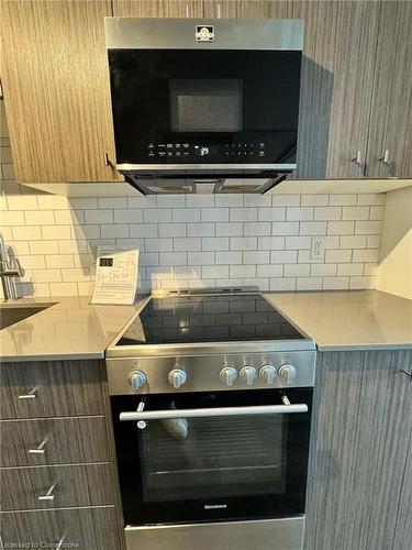 405-15 Wellington Street, Kitchener, ON - Indoor Photo Showing Kitchen With Upgraded Kitchen