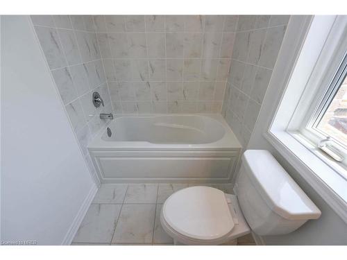 468 Boyde Lane, Milton, ON - Indoor Photo Showing Bathroom