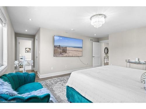 263 Memorial Park Drive, Welland, ON - Indoor Photo Showing Bedroom