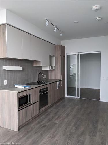 Ph15-950 Portage Parkway, Vaughan, ON - Indoor Photo Showing Kitchen