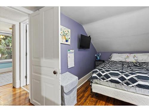 87 Sixth Avenue, Kitchener, ON - Indoor Photo Showing Bedroom