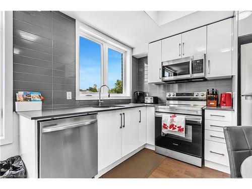 311-6065 Mcleod Road, Niagara Falls, ON - Indoor Photo Showing Kitchen