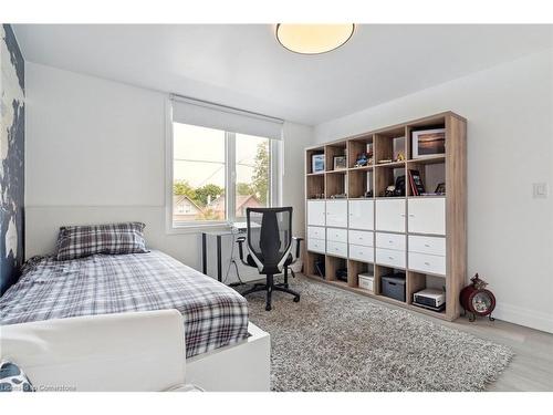 18 Patricia Avenue, Oshawa, ON - Indoor Photo Showing Bedroom