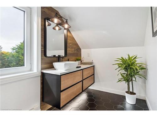 18 Patricia Avenue, Oshawa, ON - Indoor Photo Showing Bathroom