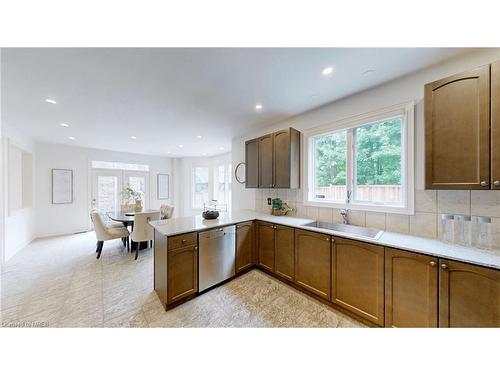 2238 Lyndhurst Drive, Oakville, ON - Indoor Photo Showing Kitchen