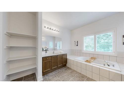 2238 Lyndhurst Drive, Oakville, ON - Indoor Photo Showing Bathroom