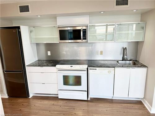 819-4 Spadina Avenue Avenue, Toronto, ON - Indoor Photo Showing Kitchen