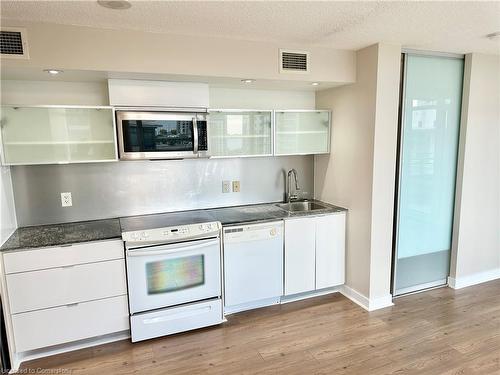 819-4 Spadina Avenue Avenue, Toronto, ON - Indoor Photo Showing Kitchen