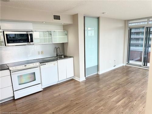 819-4 Spadina Avenue Avenue, Toronto, ON - Indoor Photo Showing Kitchen