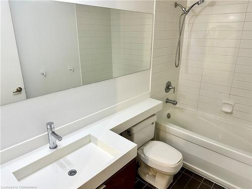 819-4 Spadina Avenue Avenue, Toronto, ON - Indoor Photo Showing Bathroom