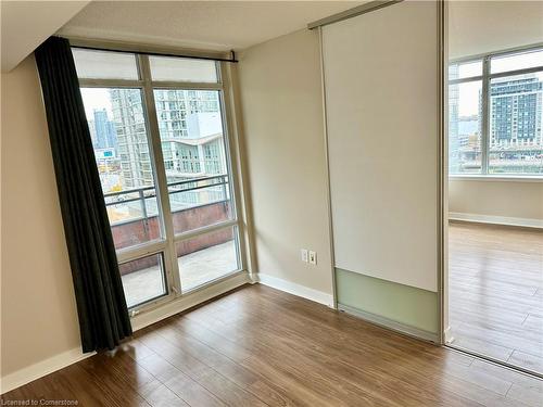 819-4 Spadina Avenue Avenue, Toronto, ON - Indoor Photo Showing Other Room