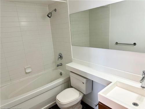 819-4 Spadina Avenue Avenue, Toronto, ON - Indoor Photo Showing Bathroom