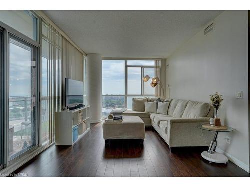 1908-225 Webb Drive, Mississauga, ON - Indoor Photo Showing Living Room