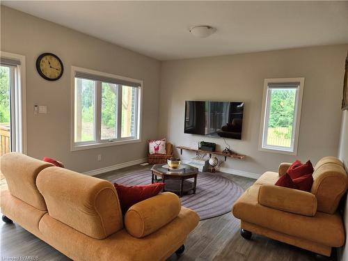 133 Rosie Street, The Blue Mountains, ON - Indoor Photo Showing Living Room